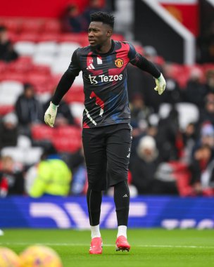 Manchester United 'dan Andr Onana Premier Lig karşılaşması öncesinde Manchester United ve Hove Albion ile Old Trafford, Manchester, İngiltere' de 19 Ocak 2025 'te oynanan maç öncesi ısınma maçında