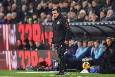 Sunderland 'ın Rgis Le Bris teknik direktörü 17 Ocak 2025' te Burnley ile Sunderland arasındaki Sky Bet Şampiyonası maçına bakıyor.