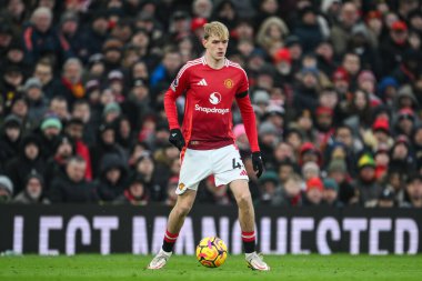 Manchester United 'dan Toby Collyer, Manchester United ve Hove Albion' a karşı 19 Ocak 2025 'te oynanan Premier League maçında topla hareket halindedir.