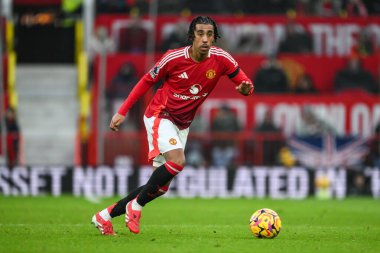 Manchester United takımından Leny Yoro, Manchester United ve Hove Albion 'a karşı 19 Ocak 2025' te oynanan Premier League maçında topa vuruyor.