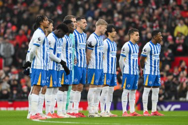 Brighton oyuncuları, Manchester United ve Hove Albion 'a karşı 19 Ocak 2025' te Old Trafford, Manchester, İngiltere 'de oynanan Premier League karşılaşması öncesinde Son Dennis Law' a saygılarını sunuyor.
