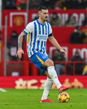 Brighton & Hove Albion takımlarından Lewis Dunk 19 Ocak 2025 'te Old Trafford, Manchester, İngiltere' de oynanan Premier League maçında topu kontrol ediyor.