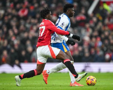 Brighton & Hove Albion takımından Carlos Baleba, Manchester United - Brighton ve Hove Albion maçlarında Manchester United 'ın Kobbie Mainoo' su tarafından 19 Ocak 2025 'te Old Trafford, Manchester, Birleşik Krallık' ta mücadele edildi.