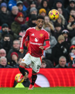 Manchester United takımından Amad Diallo, Manchester United ve Hove Albion 'un 19 Ocak 2025' te Old Trafford, Manchester, İngiltere 'de oynadıkları Premier League maçında topa vuruyor.