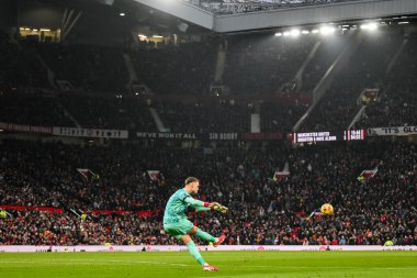 Brighton & Hove Albion 'dan Bart Verbruggen, 19 Ocak 2025' te Old Trafford, Manchester, İngiltere 'de oynanan Premier League karşılaşmasında topu sahadan temizledi.