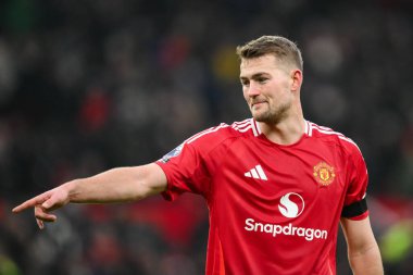 Manchester United 'dan Matthijs de Ligt, Manchester United ve Hove Albion' a karşı 19 Ocak 2025 'te oynanan Premier League maçında takım talimatlarını verir.