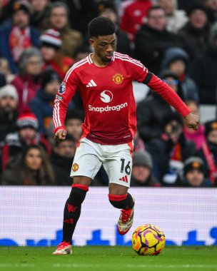 Manchester United takımından Amad Diallo, Manchester United ve Hove Albion 'un 19 Ocak 2025' te Old Trafford, Manchester, İngiltere 'de oynadıkları Premier League maçında topa vuruyor.