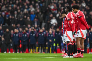 Manchester United oyuncuları, Manchester United ve Hove Albion 'a karşı 19 Ocak 2025' te oynanan Premier Lig karşılaşması öncesinde Son Dennis Law 'a saygılarını sunuyor.