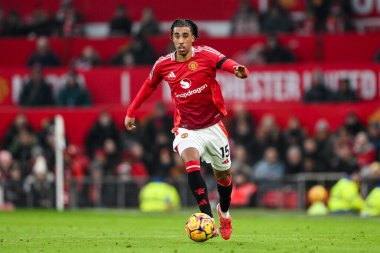 Manchester United takımından Leny Yoro, Manchester United ve Hove Albion 'a karşı 19 Ocak 2025' te oynanan Premier League maçında topa vuruyor.