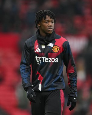 Manchester United 'dan Kobbie Mainoo Premier League karşılaşması öncesinde Manchester United ile Brighton ve Hove Albion arasında oynanan maç öncesi ısınma maçında Old Trafford, Manchester, İngiltere' de 19 Ocak 2025