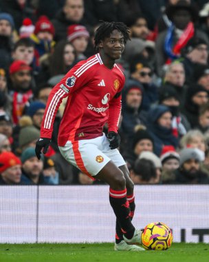 Manchester United takımından Kobbie Mainoo, Manchester United ve Hove Albion 'un 19 Ocak 2025' te Old Trafford, Manchester, İngiltere 'de oynadığı Premier League maçında topa vuruyor.