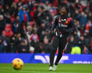 Manchester United 'dan Kobbie Mainoo Premier League karşılaşması öncesinde Manchester United ile Brighton ve Hove Albion arasında oynanan maç öncesi ısınma maçında Old Trafford, Manchester, İngiltere' de 19 Ocak 2025