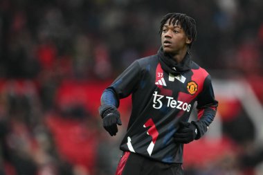 Manchester United 'dan Kobbie Mainoo Premier League karşılaşması öncesinde Manchester United ile Brighton ve Hove Albion arasında oynanan maç öncesi ısınma maçında Old Trafford, Manchester, İngiltere' de 19 Ocak 2025