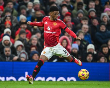 Manchester United takımından Amad Diallo, Manchester United ve Hove Albion 'un 19 Ocak 2025' te Old Trafford, Manchester, İngiltere 'de oynadıkları Premier League maçında topa vuruyor.