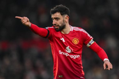 Manchester United 'dan Bruno Fernandes, Premier Lig maçında takım talimatlarını veriyor Manchester United ve Hove Albion' a karşı Old Trafford, Manchester, İngiltere, 19 Ocak 2025