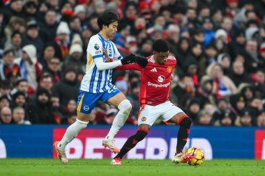 Manchester United takımından Amad Diallo, Manchester United ve Hove Albion 'ın 19 Ocak 2025' te Old Trafford, Manchester 'da oynadığı Premier League maçında Kaoru Mitoma' yı durdurdu.