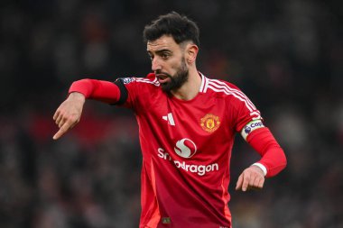 Manchester United 'dan Bruno Fernandes, Premier Lig maçında takım talimatlarını veriyor Manchester United ve Hove Albion' a karşı Old Trafford, Manchester, İngiltere, 19 Ocak 2025