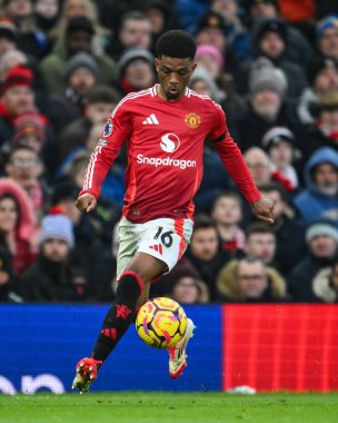 Manchester United takımından Amad Diallo, Manchester United ve Hove Albion 'un 19 Ocak 2025' te Old Trafford, Manchester, İngiltere 'de oynadıkları Premier League maçında topa vuruyor.