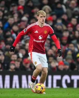 Manchester United 'dan Toby Collyer, Manchester United ve Hove Albion' a karşı 19 Ocak 2025 'te oynanan Premier League maçında topla hareket halindedir.