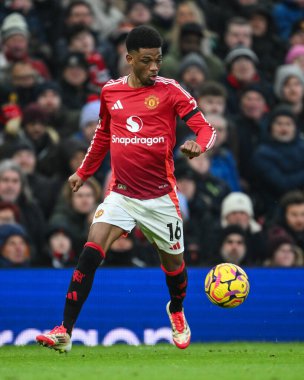 Manchester United takımından Amad Diallo, Manchester United ve Hove Albion 'un 19 Ocak 2025' te Old Trafford, Manchester, İngiltere 'de oynadıkları Premier League maçında topa vuruyor.