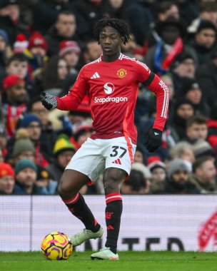 Manchester United takımından Kobbie Mainoo, Manchester United ve Hove Albion 'un 19 Ocak 2025' te Old Trafford, Manchester, İngiltere 'de oynadığı Premier League maçında topa vuruyor. 