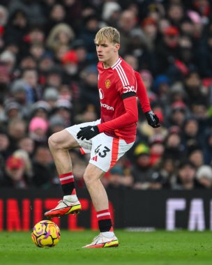 Manchester United 'dan Toby Collyer, Manchester United ve Hove Albion' a karşı 19 Ocak 2025 'te oynanan Premier League maçında topla hareket halindedir.