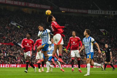 Manchester United takımından Joshua Zirkzee, Manchester United ve Hove Albion 'a karşı 19 Ocak 2025 tarihinde Old Trafford, Manchester, İngiltere' de oynanan Premier League maçında topu fırlatıyor.
