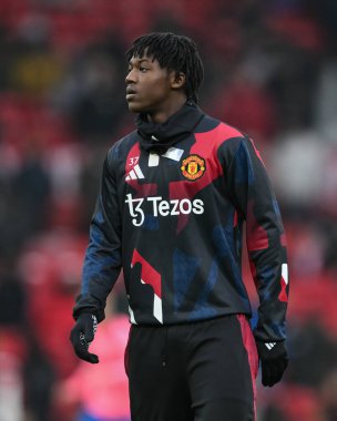 Manchester United 'dan Kobbie Mainoo Premier League karşılaşması öncesinde Manchester United ile Brighton ve Hove Albion arasında oynanan maç öncesi ısınma maçında Old Trafford, Manchester, İngiltere' de 19 Ocak 2025