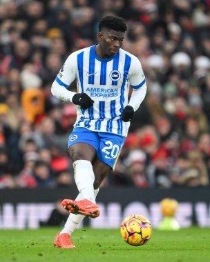 Brighton & Hove Albion takımından Carlos Baleba, Premier Lig karşılaşmasında pas veriyor. Manchester United ve Hove Albion, Old Trafford, Manchester, İngiltere 'de 19 Ocak 2025