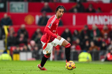 Manchester United takımından Leny Yoro, Manchester United ve Hove Albion 'a karşı 19 Ocak 2025' te oynanan Premier League maçında topa vuruyor.