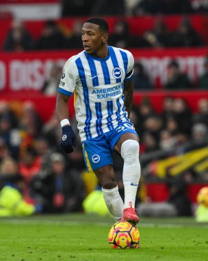 Premier Lig karşılaşmasında topu Brighton & Hove Albion takımından Pervis Estupin kontrol ediyor. Manchester United ve Hove Albion, Old Trafford, Manchester, İngiltere 'de 19 Ocak 2025