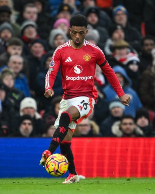 Manchester United takımından Amad Diallo, Manchester United ve Hove Albion 'a karşı 19 Ocak 2025' te oynanan Premier League maçında topu kontrol ediyor.