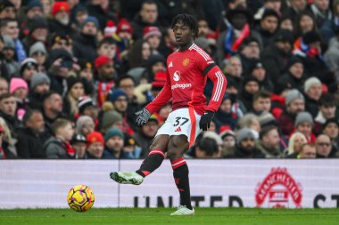 Manchester United takımından Kobbie Mainoo, Manchester United ve Hove Albion 'un 19 Ocak 2025' te Old Trafford, Manchester, İngiltere 'de oynadığı Premier League maçında topa vuruyor.