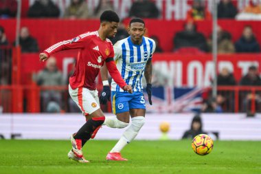 Manchester United takımından Amad Diallo, Manchester United ve Hove Albion 'un 19 Ocak 2025' te Old Trafford, Manchester, İngiltere 'de oynadıkları Premier League maçında topa vuruyor.