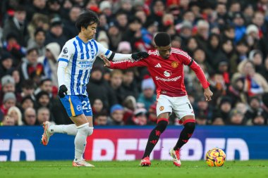 Manchester United takımından Amad Diallo, Manchester United ve Hove Albion 'ın 19 Ocak 2025' te Old Trafford, Manchester 'da oynadığı Premier League maçında Kaoru Mitoma' yı durdurdu.