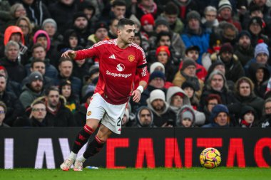 Manchester United takımından Diogo Dalot, Manchester United ile Brighton ve Hove Albion 'un 19 Ocak 2025' te Old Trafford, Manchester, İngiltere 'de oynadıkları Premier League maçında topa vuruyor.