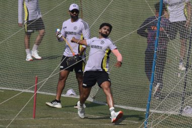 Hintli üfleyici Axar Patel, 20 Ocak 'ta Kolkata' daki Eden Gardens 'ta İngiltere ile oynayacakları ilk 20. uluslararası kriket maçı öncesinde ağlarda bovling oynuyor. 2025.