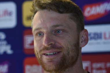 İngiltere kriket takımı kaptanı Jos Buttler, 21 Ocak 2025 tarihinde Hindistan 'ın Kolkata kentindeki Eden Gardens' ta oynanan ilk 2020 uluslararası kriket maçı öncesinde basın konferansına tepki gösterdi..