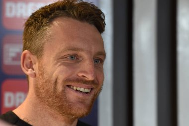 İngiltere kriket takımı kaptanı Jos Buttler, 21 Ocak 2025 tarihinde Hindistan 'ın Kolkata kentindeki Eden Gardens' ta oynanan ilk 2020 uluslararası kriket maçı öncesinde basın konferansına tepki gösterdi..