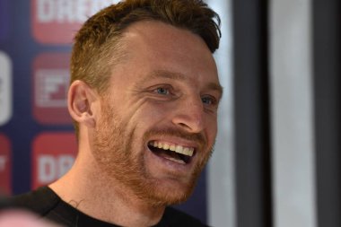 İngiltere kriket takımı kaptanı Jos Buttler, 21 Ocak 2025 tarihinde Hindistan 'ın Kolkata kentindeki Eden Gardens' ta oynanan ilk 2020 uluslararası kriket maçı öncesinde basın konferansına tepki gösterdi..