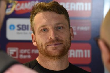 İngiltere kriket takımı kaptanı Jos Buttler, 21 Ocak 2025 tarihinde Hindistan 'ın Kolkata kentindeki Eden Gardens' ta oynanan ilk 2020 uluslararası kriket maçı öncesinde basın konferansına tepki gösterdi..