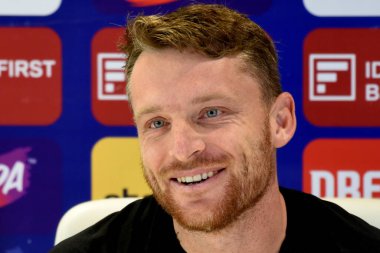 İngiltere kriket takımı kaptanı Jos Buttler, 21 Ocak 2025 tarihinde Hindistan 'ın Kolkata kentindeki Eden Gardens' ta oynanan ilk 2020 uluslararası kriket maçı öncesinde basın konferansına tepki gösterdi..