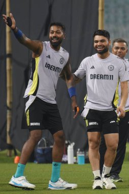 Hindistan 'dan Rinku Singh ve Hardik Pandya, 21 Ocak 2025' te Hindistan 'ın Kolkata kentinde oynanan ilk T20 karşılaşması öncesinde takım arkadaşlarıyla sahaya çıktılar. Görüntü: Debajyoti Chakraborty.