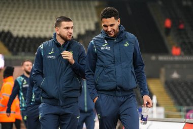 Swansea City 'den Vipotnik ve Ben Cabango, 21 Ocak 2025' te Swansea.com Stadyumu 'nda oynanan Sky Bet Şampiyonası karşılaşması öncesinde stadyuma geldiler.