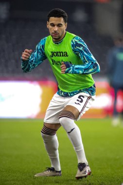 Swansea City 'den Ben Cabango, Swansea.com Stadyumu' nda oynanan Swansea City - Sheffield United karşılaşması öncesinde ısınıyor.