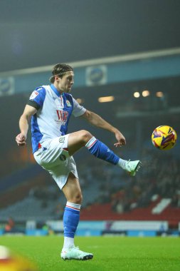 Blackburn Rovers takımından Callum Brittain 21 Ocak 2025 'te İngiltere' nin Blackburn kentinde oynanan Blackburn Rovers-Coventry City maçında topu kutuya sokuyor.