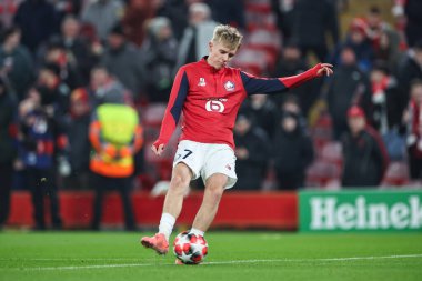 Lille 'den Hkon Arnar Haraldsson UEFA Şampiyonlar Ligi - Lig Sahnesi Liverpool Lille ile Anfield, Liverpool, İngiltere' de 21 Ocak 2025 'te oynanan karşılaşma öncesi ısınma sırasında
