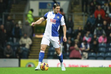 Blackburn Rovers takımından Callum Brittain 21 Ocak 2025 'te Blackburn, İngiltere' de oynanan Blackburn Park-Coventry City maçında topu ayaklarının dibine aldı.