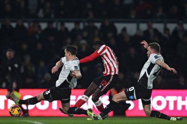 Sunderland takımından Eliezer Mayenda, 21 Ocak 2025 'te İngiltere' nin Pride Park Stadyumu 'nda oynanan Derby County - Sunderland maçında çekim yapıyor.