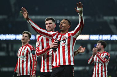 Sunderland 'dan Chris Mepham ve Sunderland' dan Wilson Isidor, 21 Ocak 2025 'te İngiltere' deki Pride Park Stadyumu 'nda oynanan Derby County - Sunderland maçından sonra oynadılar.